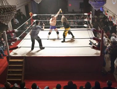 Σκληρό βίντεο: Παλαιστής βούτηξε από τα σχοινιά και «έσκασε» στο τσιμέντο (φωτό)